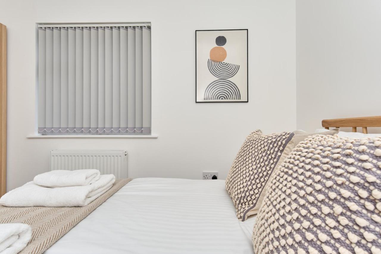 Beautiful 3 Bed Apartment In Bonchurch - Nr Ventnor - Large Outside Terrace & Parking - Dog Friendly - The Perfect Choice For Couples, Friends, Families - 5 Mins To Beach Exterior photo
