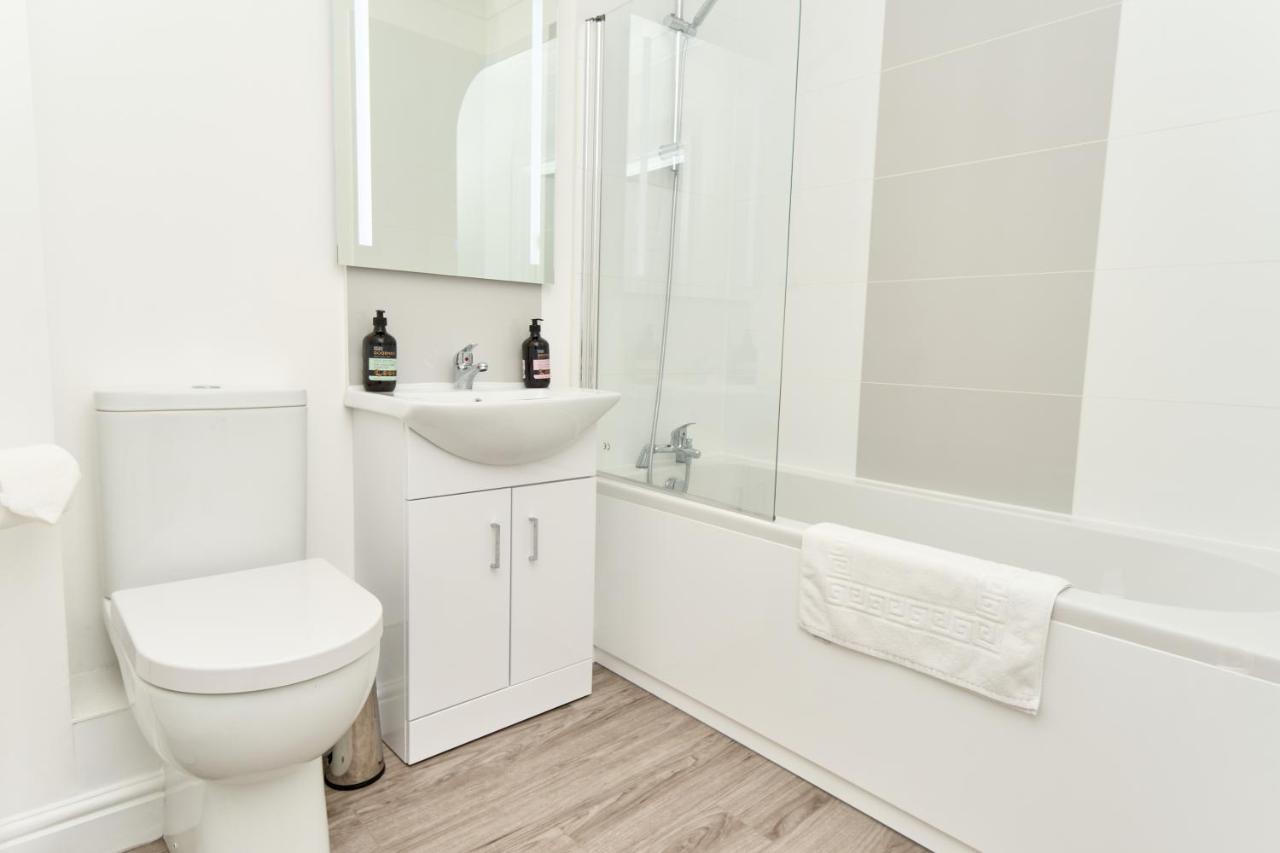 Beautiful 3 Bed Apartment In Bonchurch - Nr Ventnor - Large Outside Terrace & Parking - Dog Friendly - The Perfect Choice For Couples, Friends, Families - 5 Mins To Beach Exterior photo
