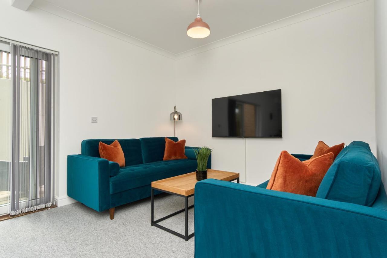 Beautiful 3 Bed Apartment In Bonchurch - Nr Ventnor - Large Outside Terrace & Parking - Dog Friendly - The Perfect Choice For Couples, Friends, Families - 5 Mins To Beach Exterior photo